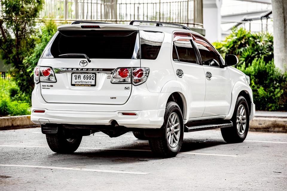 TOYOTA FORTUNER 3.0V ภายในดำ สีขาว ปี 2012 เกียร์ออโต้  7