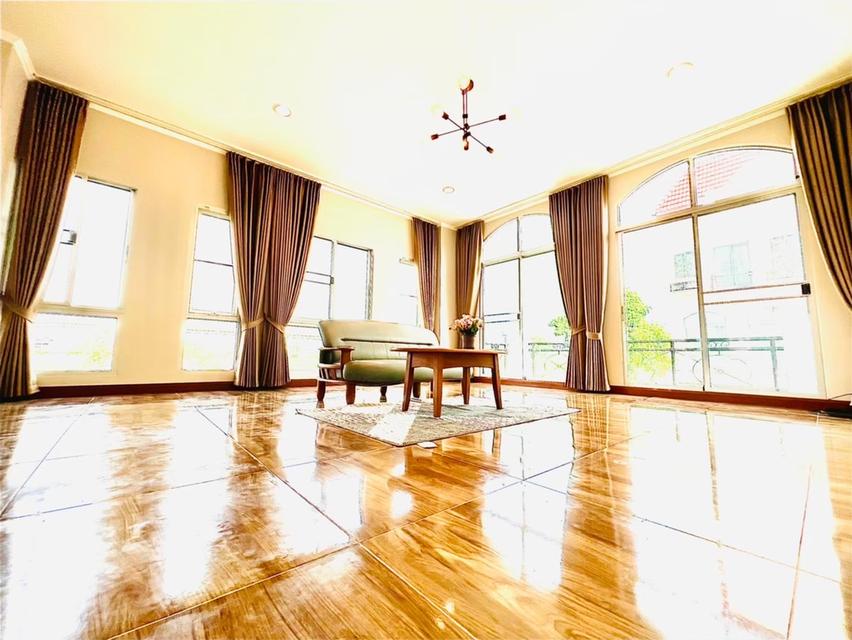 U1391 ให้เช่าบ้านทาวน์โฮม หมู่บ้านกลางเมือง โมนาโค ศรีนครินทร์ 24  บ้านพร้อมเฟอร์บางส่วน ทำเลดีเดินทางสะดวกเข้าออกได้หลายทาง ใกล้รถไฟฟ้า ใกล้ห้างทางด่ 6