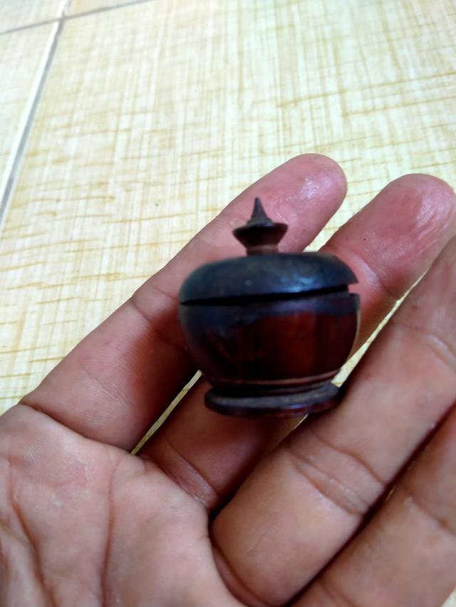 ตลับสีผึ้งไม้หรือผอบ หลวงปู่ทาบ รูปย่อยที่ 2