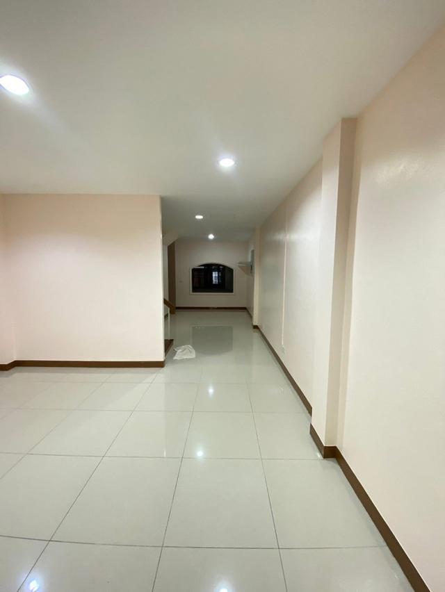 ให้เช่าทาวน์เฮาส์ 3 ชั้น 276ตรม 24ตรว ซ.ลาดพร้าว 29 4นอน 5น้ำ เข้าซอยเพียง 200 เมตร ใกล้ MRT ลาดพร้าว และ ภาวนา 2