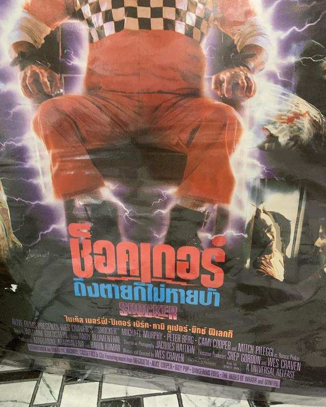 ภาพโปรสเตอร์หนังเก่า “ชอร์คเกอร์ ถึงตายไม่กายบ้า” ปี 1989 โปรสเตอร์เก่าของแท้ พร้อมเคลือบพลาสติกใส 2