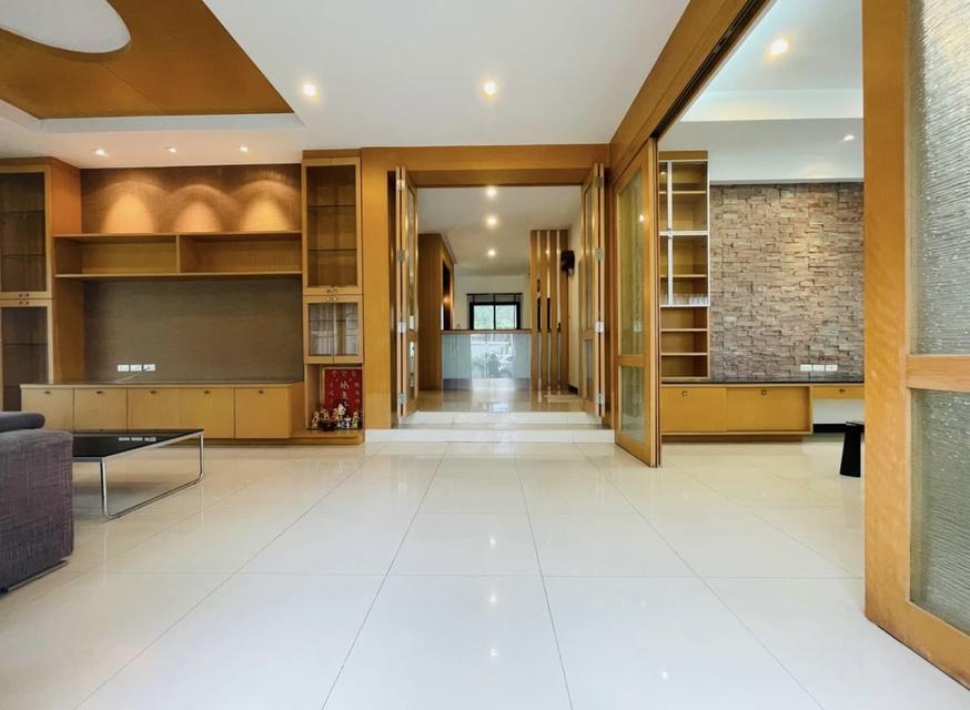 ให้เช่าบ้านเดี่ยว3ชั้นหลังใหญ่ซ.รัชดา32  มี4 ห้องนอน สวนกว้าง 2