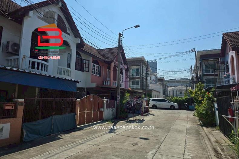 ทาวน์เฮ้าส์ หมู่บ้านอัมรินทร์วิลล่า (ใกล้อิมแพคเมืองธานี) ซอยแจ้งวัฒนะปากเกร็ด 41 เนื้อที่ 20 ตรว. ตำบลปากเกร็ด (สีกัน) อำเภอปากเกร็ด (ตลาดขวัญ) 2