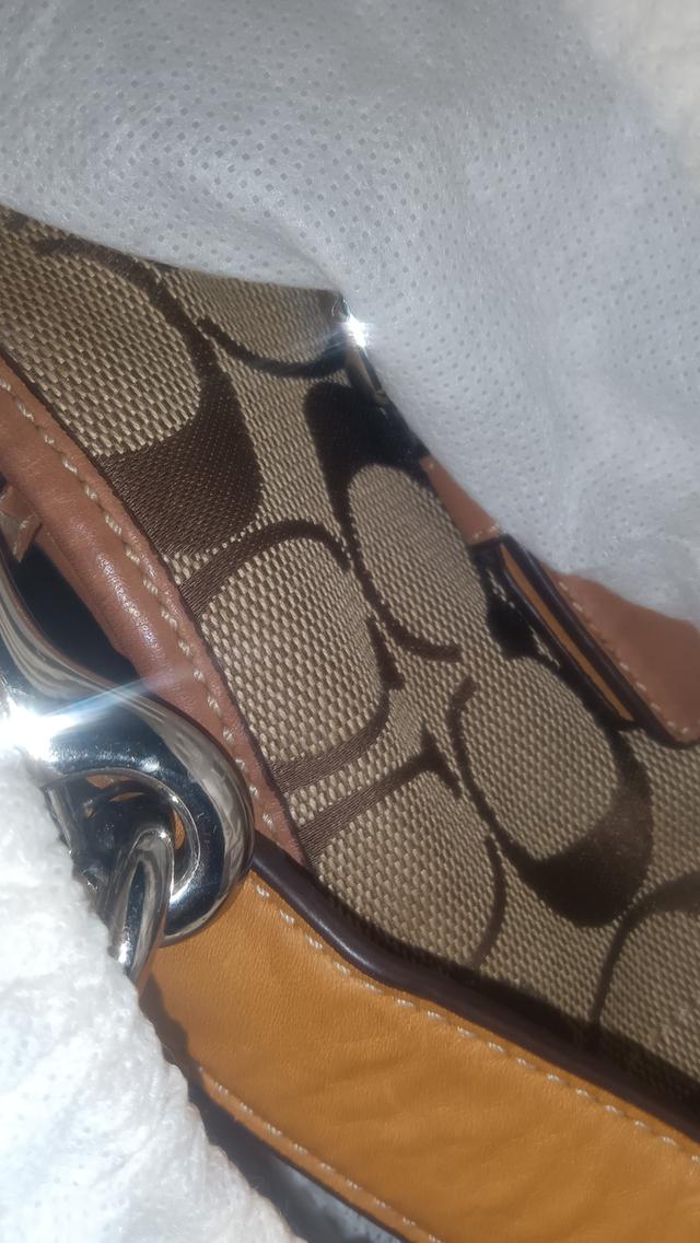 กระเป๋า Coach Signature Jacquard Canvas Soho Duffel Bag (มือสอง สภาพดี ) รูปที่ 7