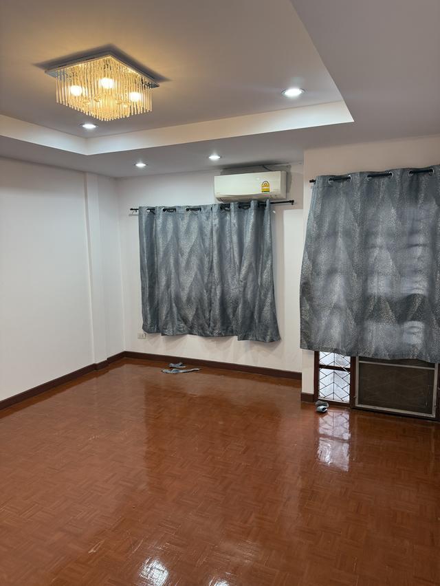 ให้เช่าทาวน์เฮ้าส์ ในหมู่บ้านบดิทรรักษา บ้านเลขที่ 607 2 ห้องนอน 2 ห้องน้ำ 1 ห้องนั่งเล่น 18 ตรว. 8