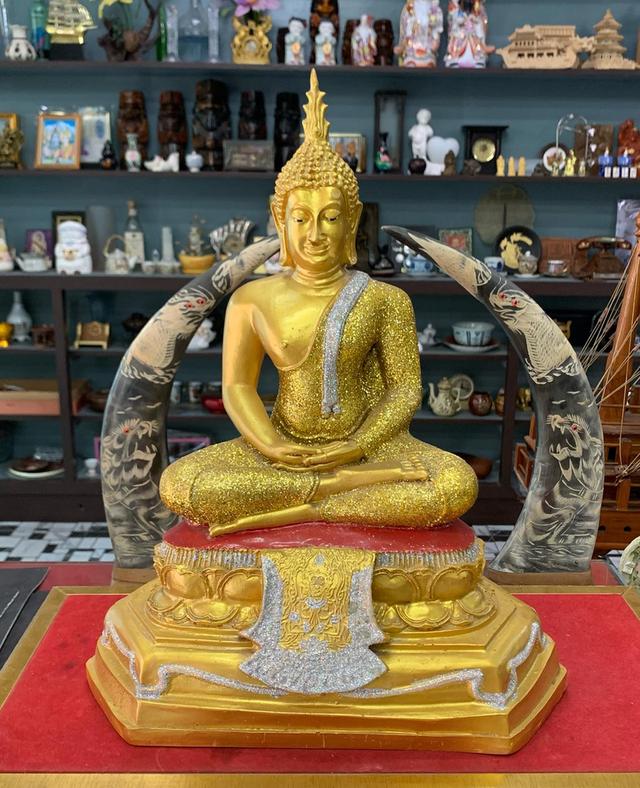 พระพุทธรูปปางสมาธิ องค์ใหญ่ เนื้อเรซิน