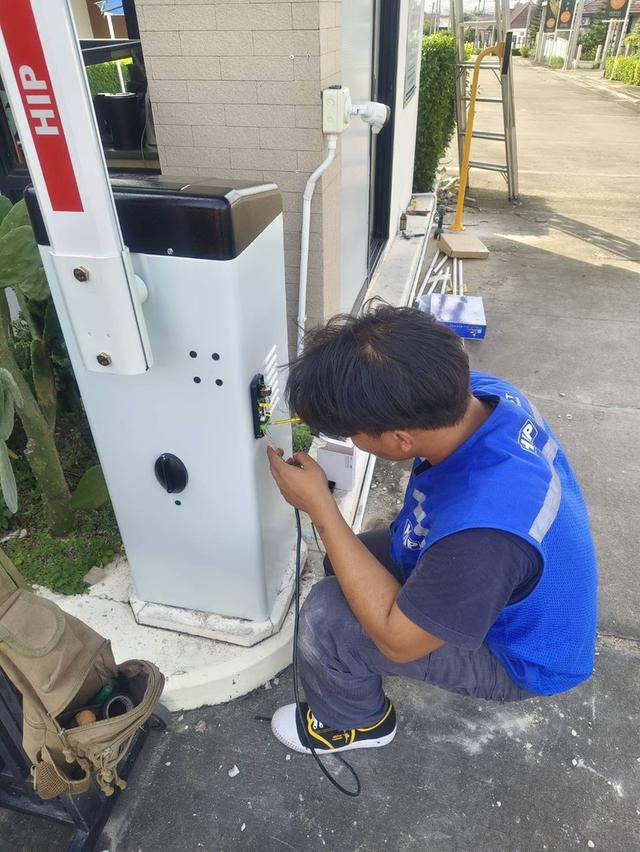 ไม้กั้นเข้าออกหมู่บ้านชลบุรี ไม้กั้นรถยนต์ชลบุรี 099-3732032 ไม้แขนกั้นรถยนต์พานทอง บ่อทอง หนองชาก บ้านบึงชลบุรี 7