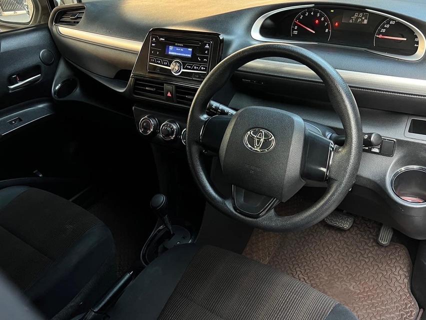 Toyota Sienta 4