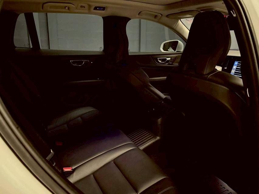 Volvo V60 T8 Inscription 4WD Wagon ปี 2020 12