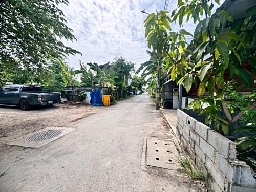 ขายที่ดินจัดสรรค์ 6 แปลง ซอยกรุงเทพกรีฑา ติดคลองลำลาง แปลงมุม (N.749) 6