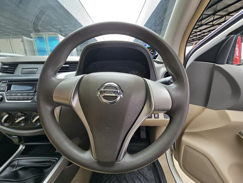 ขายรถ nissan NP300 Navara 2.5 King Cab Calibre E Pickup ปี 2015 สีขาว เกียร์ธรรมดา รูปที่ 12