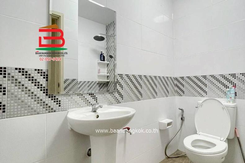 ทาวเฮ้าส์ 2 ชั้น รัชธานี 11 (ใกล้โรงพยาบาลมหาวชิราลงกรณธัญบุรี) เนื้อที่ 21.4 ตรว. ตำบลบึงน้ำรักษ์ อำเภอธัญบุรี จังหวัดปทุมธานี 7