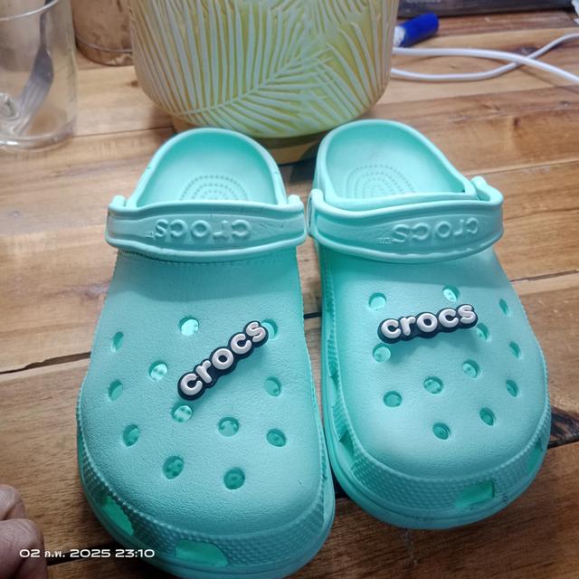 รองเท้า CROCS มือ2 แท้ 100% สีเขียวอ่อน ขนาด M6 หรือ เบอร์ 39 ยาว24-24.5ซม. สภาพเกิน80% ราคา359฿ ค่าส่ง39฿ สอบถามข้อมูลเพิ่มเติม Line : @992pqeqo