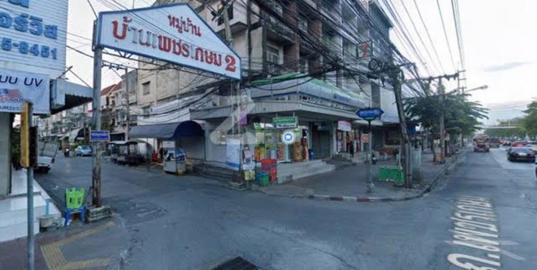 หมู่บ้านเพชรเกษม 2 ซอยเพชรเกษม 55/2 ใกล้ MRT หลักสอง ใกล้รพ.เกษมราษฎร์ 17 ตร.วา 3 นอน 2 น้ำ 11