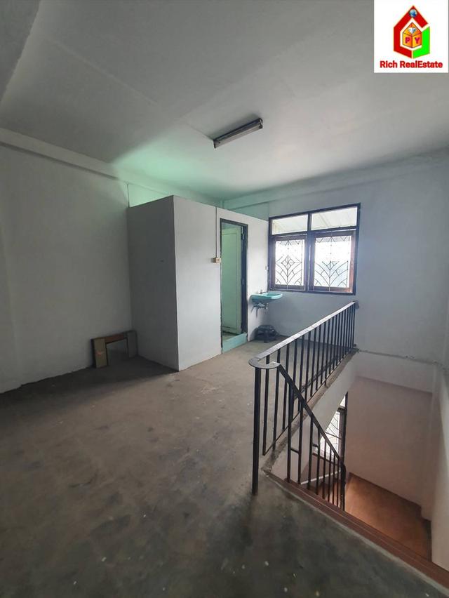 ขายถูกอาคารพาณิชย์ 3.75 ชั้น ซอยเอกชัย 35 แขวงบางขุนเทียน เขตจอมทอง เนื้อที่ดิน 29 ตรว. 3 นอน 2 น้ำ ขายตามสภาพ ติดถนนใหญ่ แหล่งชุมชน มีรถเมล์วิงผ่า 11