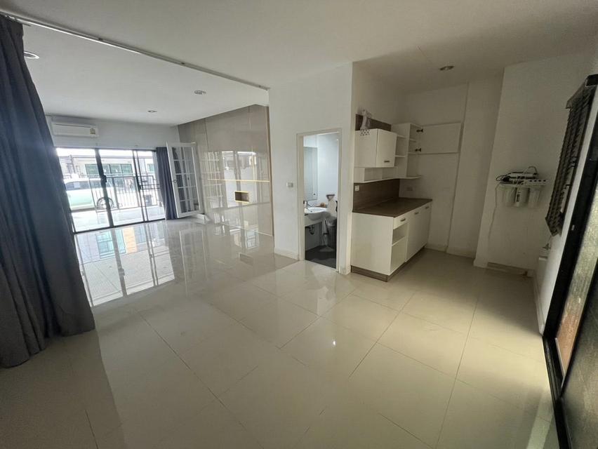 🏢✨ ให้เช่าด่วน! ทาวน์โฮม 3 ชั้น Trio ร่มเกล้า 197 ตร.ม. 2 นอน 3 น้ำ ธุรกิจ/อยู่อาศัยได้ 🔑 22,000 บาท/เดือน 13