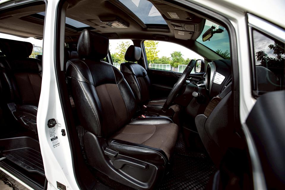 Nissan Elgrand 2.5 ปี 2012 สีขาว 7 ที่นั่ง ประตูสไลด์ไฟฟ้า 10