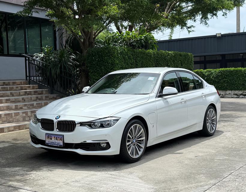 2018 BMW 330e LCI รถมือเดียวออกป้ายแดง รถวิ่งน้อยเพียง 90,000 กม ประวัติศูนย์ครบ รถไม่เคยมีอุบัติเหตุครับ