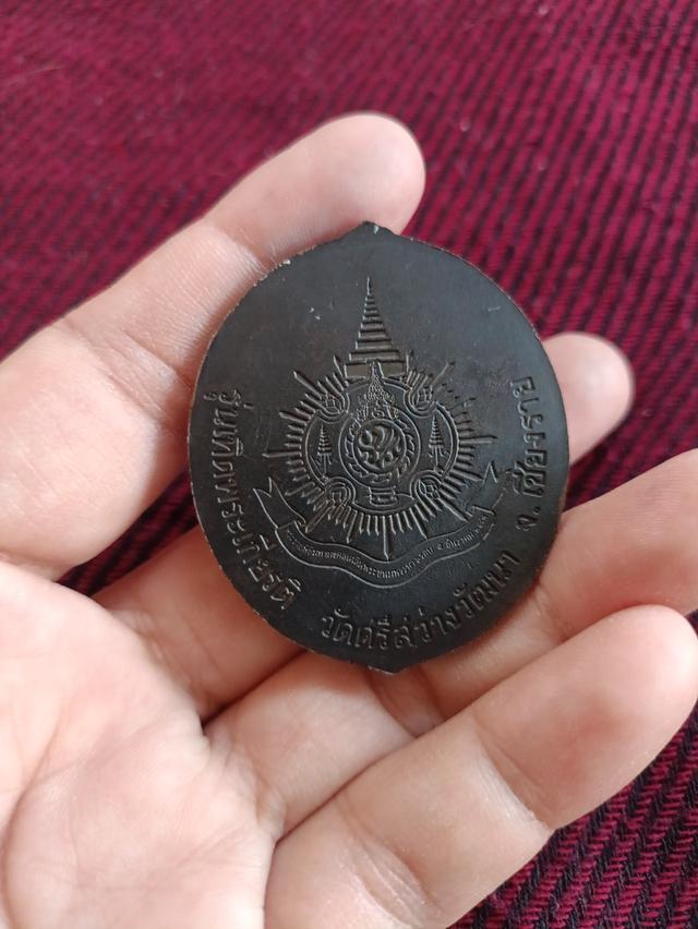 เหรียญทองแดงหลวงพ่อเงิน วัดบางคลาน ปี๒๕๔๒ รุ่นเทิดพระเกียรติ ๖ รอบ วัดศรีสว่างวัฒนา จังหวัดเชียงราย 6