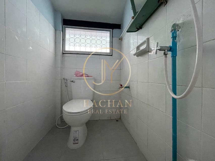 B69-296 ขายด่วน บ้านชั้นเดียว ปรับปรุงใหม่ โครงการ ช.รุ่งเรือง5  เนื้อที่ 60 ตร.ว พื้นที่ใช้สอย 130 ตร.ม 4 ห้องนอน 2 ห้องน้ำ 1 ห้องครัว 1 ห้องนั่งเล่น 18