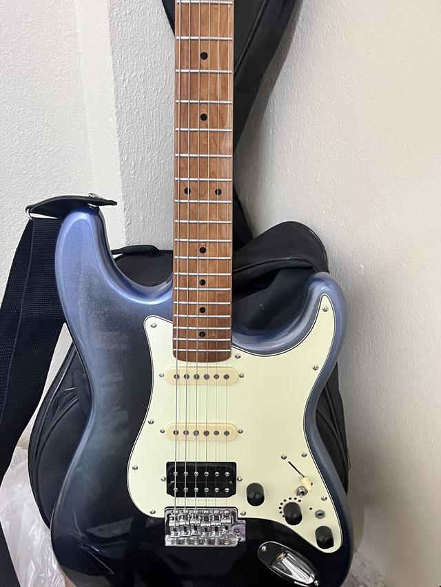 กีต้าร์ไฟฟ้าสี metallic bluebird