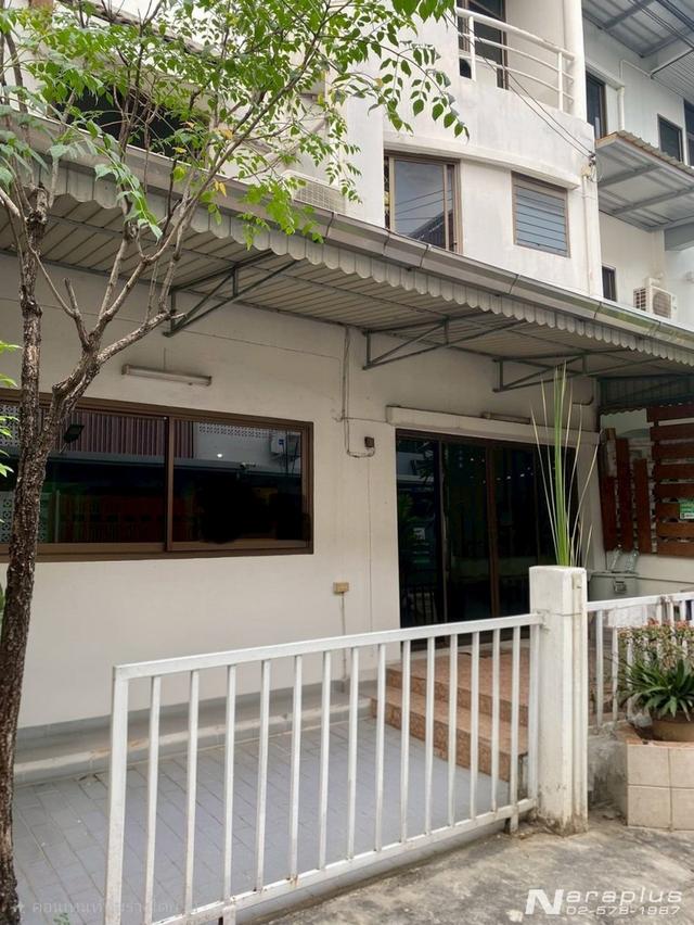 69010018 : ขายทาวน์เฮ้าส์ 3 ชั้น (หนังริม) ม.ธันยกานต์ รามอินทรา 40 แยก 31 นวลจันทร์ ใกล้รถไฟฟ้าสถานีรามอินทรา กม.6 ถูกกว่านี้ไม่มีอีกแล้วในย่านนี้ 2