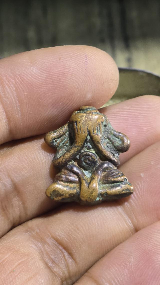 พระปิดตาเนื้อโลหะเก่า พิมพ์ว่าวจุฬา