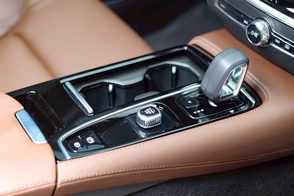 2023 Volvo V60 2.0 Recharge Plus Dark T8 4WD Plug-in Hybrid รถใหม่ ประหยัดไปเกือบล้านบาท 11