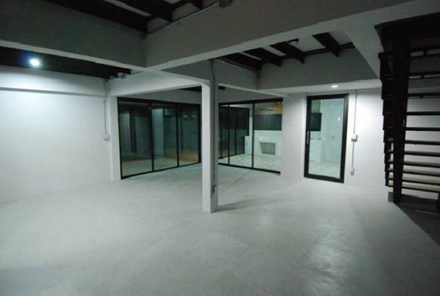 ให้เช่าบ้านเดี่ยว 2ชั้น ตกเเต่งสไตล์ LOFT หมู่บ้าน ต.รวมโชค Location โชคชัย 4 ใกล้  Central East Ville  เหมาะทำออฟฟิศ จอดรถได้ 8 คัน 2