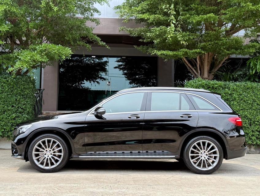 2017 BENZ GLC 250D AMG รถออกศูนย์ BENZ THAILAND รถวิ่งน้อย เข้าศูนย์ทุกระยะ ไม่เคยมีอุบัติเหตุครับ