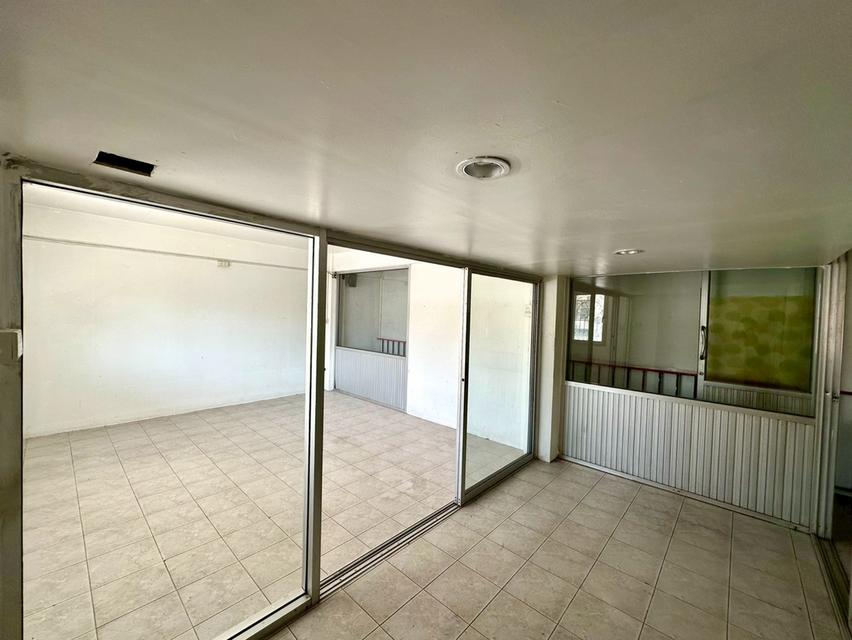 ขายอาคารพาณิชย์ 3.5 ชั้น 2 คูหา ขนาด 44 ตร.ว. ห่างจากถนนกาญจนาภิเษกเพียง 500 เมตร สภาพดี ทำเลค้าขายหรือทำโฮมออฟฟิศ ที่จอดรถสะดวก ใกล้ MRTสายสีม่วง 5