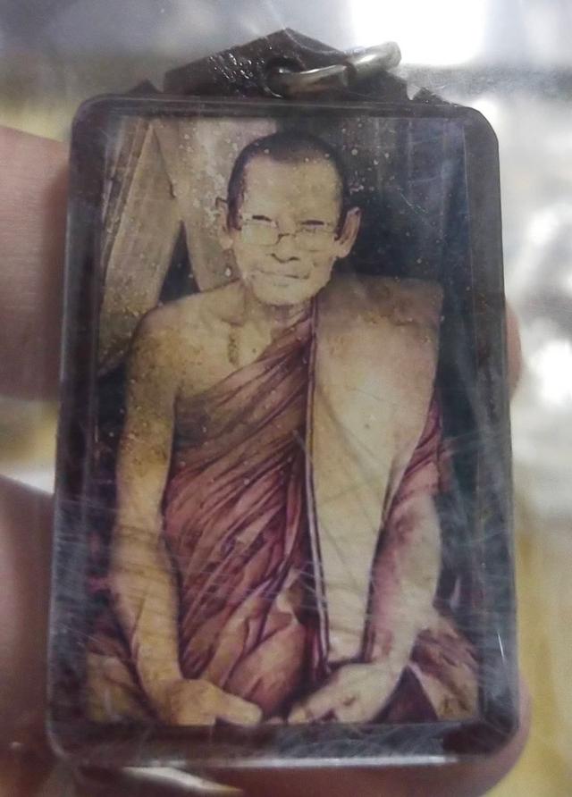 รูปถ่ายยุคต้น ณ กุฏิวัดธาตุประทับ หลวงปู่มหาศิลา สิริจันโท วัดธาตุประทับ จังหวัดร้อยเอ็ด เลี่ยมโบราณด้านหลังมีจีวรเก่าม