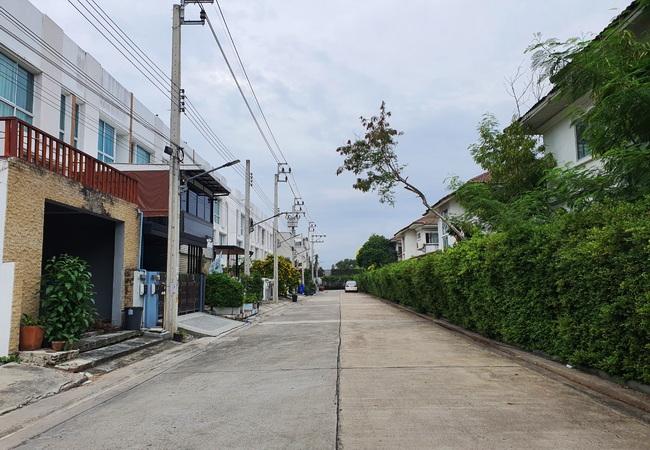 ขายทาวน์เฮ้าส์ หมู่บ้านมายด์ ฮอฟฟ์ ร่มเกล้า-สุวรรณภูมิ เนื้อที่ 22.8 ตร.ว. 3 ชั้น 3 นอน 3 น้ำ 2
