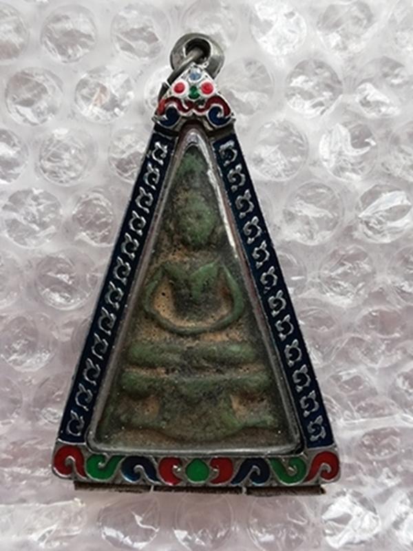 พระผงพิมพ์สามเหลี่ยมใหญ่ กรุวัดสามปลื้ม พ.ศ.๒๔๐๐-๒๔๘๓(เลี่ยมกรอบเงินทรงโบราณแกะลายไทยลงสีสวยงาม) 7