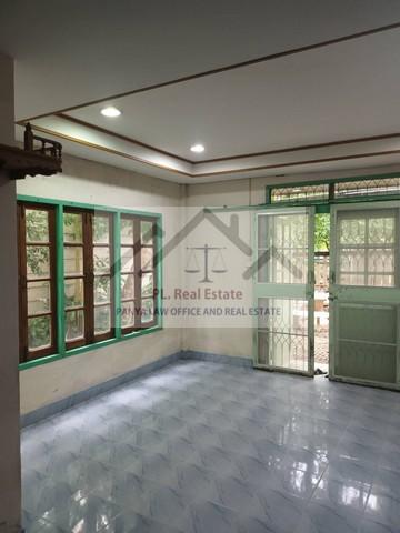 ขายที่ดินแปลงมุม 74 ตารางวาพร้อมสิ่งปลูกสร้างย่านเสรีไทย81 สวนสยามทาวน์เฮ้าส์ชั้นเดียว 2 หลัง มี 2 โฉนดแบ่งขายได้ 42 ตร.ว. และ 32 ตร.ว. 9