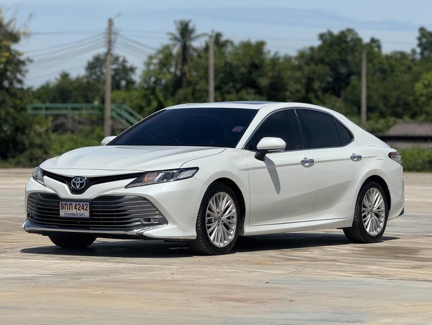 TOYOTA. CAMRY  Sedan 4dr SA 8sp FWD 2.5 G  Y2020. สีขาว