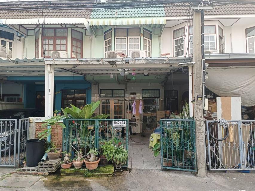 ขายทาวน์เฮ้าส์ 2 ชั้น หมู่บ้านอยู่เจริญ 542 ทำเลดี เดินทางสะดวก    2