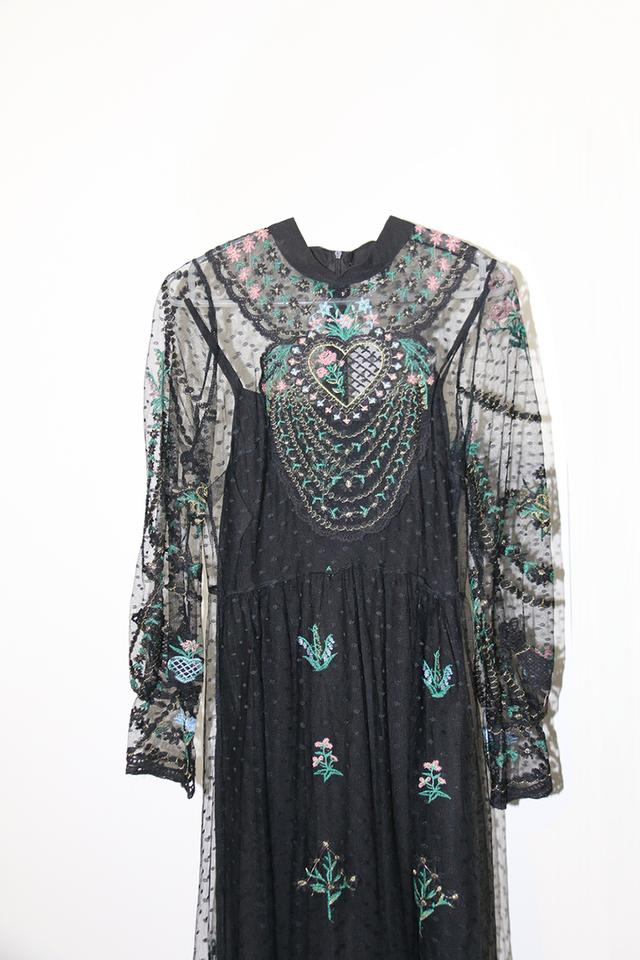 ชุดเดรสตาข่ายปักลายดอกไม้สไตล์ ราชนิกุล"Royal Garden Embroidered Tulle Gown"_@SP002 5