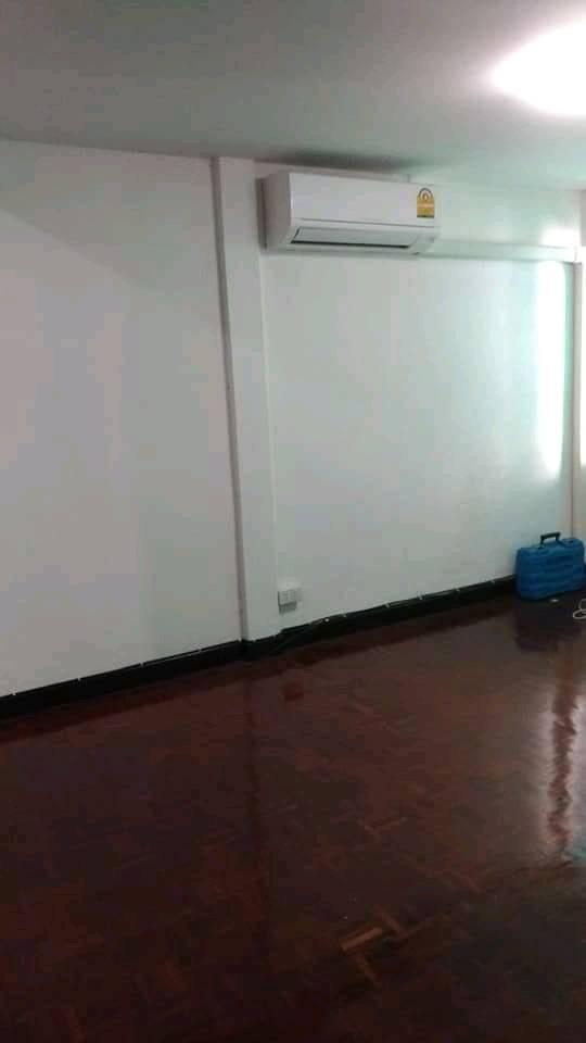 ขายด่วน! อาคารพาณิชย์ 3 ชั้นครึ่ง ทำเลทองใกล้ตลาด เดินจากปากซอยไม่ถึง 50 เมตร นวมินทร์ 75 6