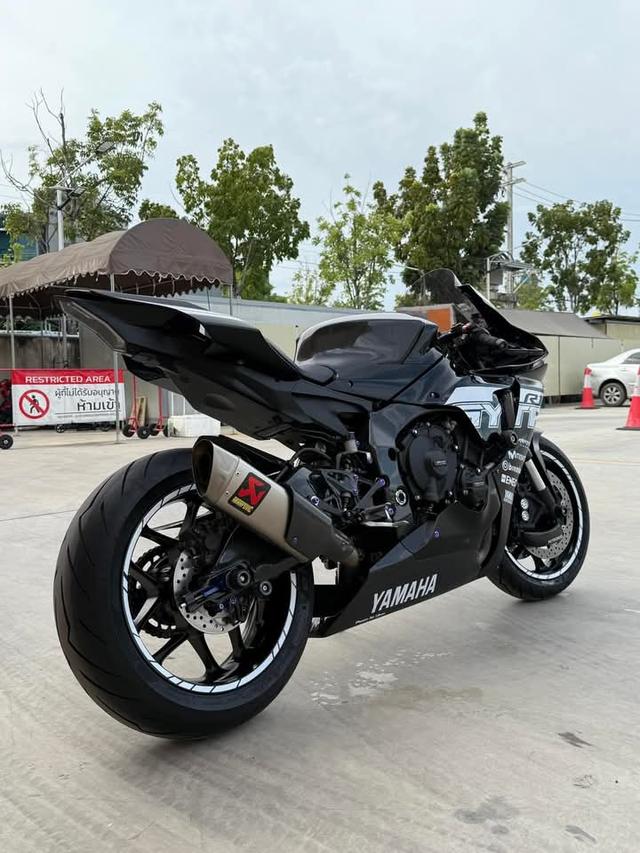 Yamaha R1 สีดำ 5