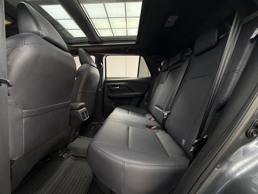 2024 TOYOTA YARIS CROSS, 1.5 HEV PREMIUM LUXURY โฉม ปี23-ปัจจุบัน สีเทา ตัวท็อปสุด หลังคาแก้ว รูปที่ 16