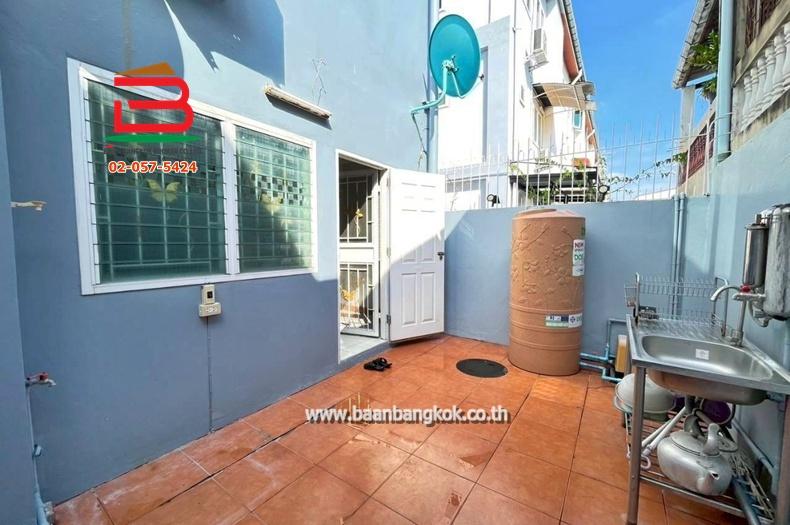 ทาวน์โฮม หมู่บ้าน เมอริทเพลส (ลาดพร้าว 87 แยก 10) เนื้อที่ 18.8 ตรว. ใกล้CDC เลียบด่วน ถนนลาดพร้าว แขวงวังทองหลาง เขตวังทองหลาง 9