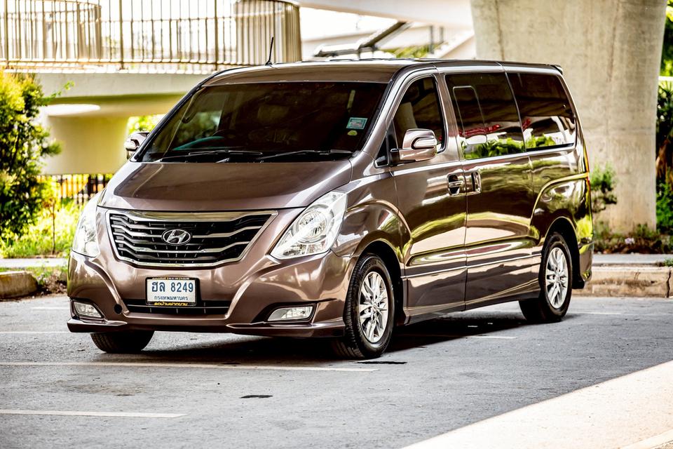 Hyundai H-1 ELITE 2.5 ดีเซล ปี 2014 สีน้ำตาล มือเดียวป้ายแดง 