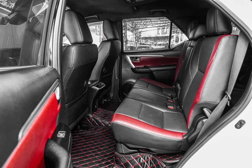 2020 TOYOTA FORTUNER 2.8 LEGENDER BLACK TOP 2WD SUV สีขาว-ดำ เลขไมล์ 80168 กม. 15