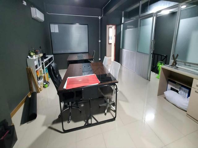 ให้เช่าอาคาร 2 คูหา 4.5 ชั้นหลังมุม 610 ตร.ม. รวมดาดฟ้า ซอยศรีนครินทร์ 24 ใกล้สถานีรถไฟฟ้ากลันตัน ใกล้ซีคอนสแควร์ 3