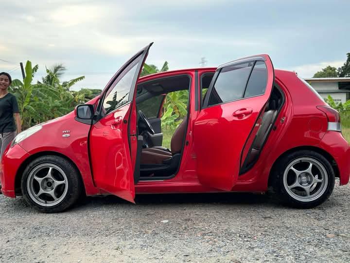 Toyota Yaris สีแดงสวยๆ 2