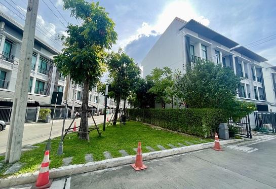 ทาว์นโฮมหลังริมทำเลดีมากติดสนามหญ้าด้านข้างและด้านหลังมีพื้นที่สวนข้างบ้าน ด้านหลังและด้านข้างโล่ง ด้านหลังบ้านไม่ติดใคร บ้านกลางเมืองงามวงศ์วาน 5