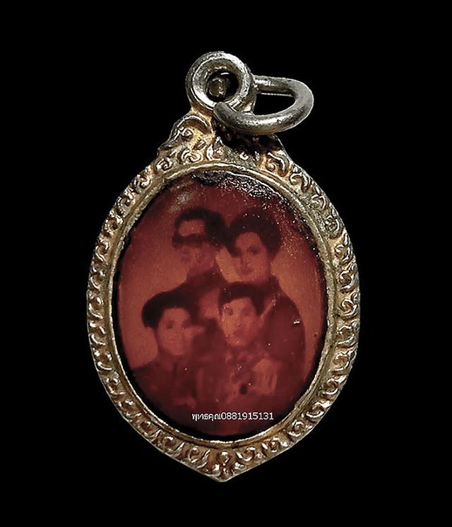 เหรียญล็อกเก็ตในหลวงรัชกาลที่ 9 พระราชินี ในหลวงรัชกาลที่10 พระเทพ