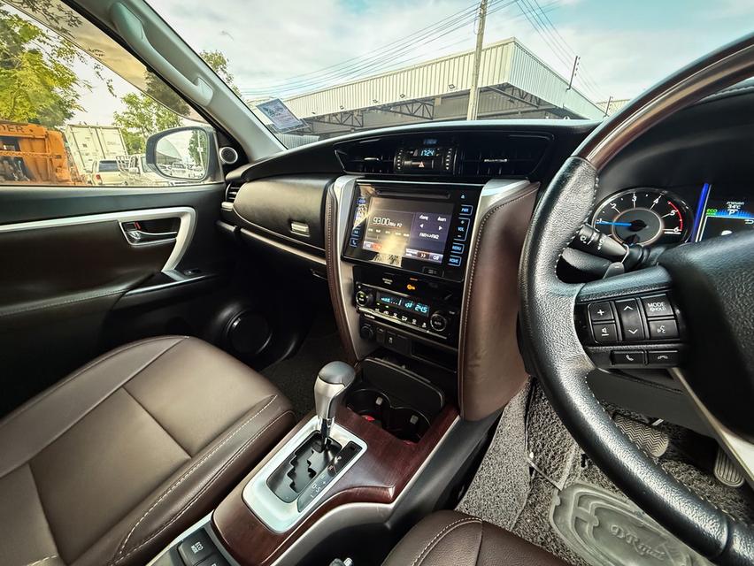 Toyota Fortuner 2.4V ปี16 10