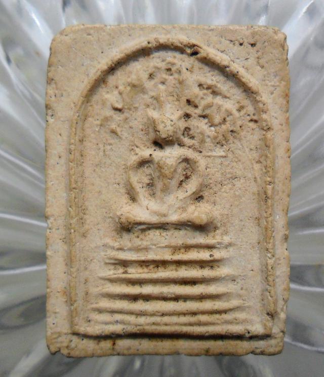 เหรียญนั่งพานหลวงพ่อเกษมเขมโกค่ะ 19